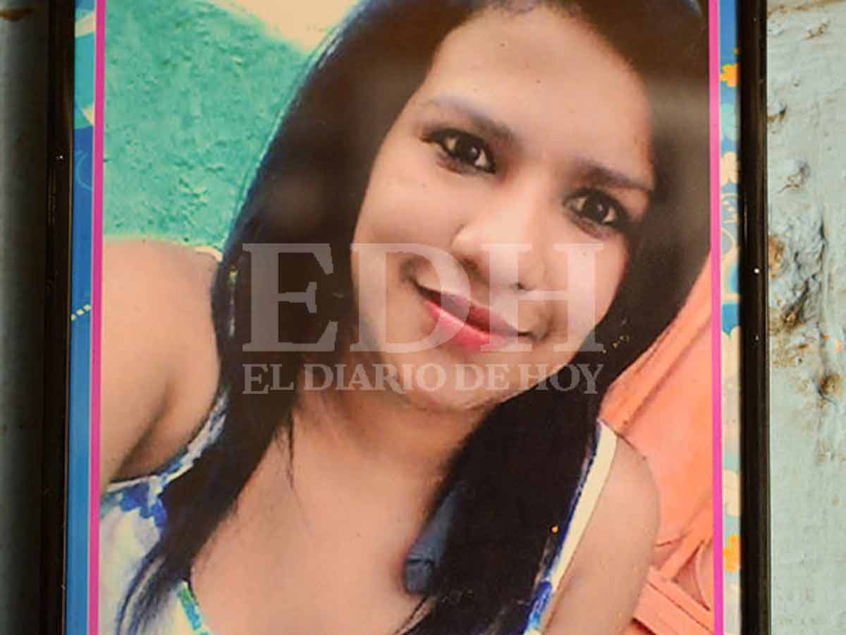 Retrato enmarcado en tonos rosados donde se observa a Fernanda Nájera sonriendo.