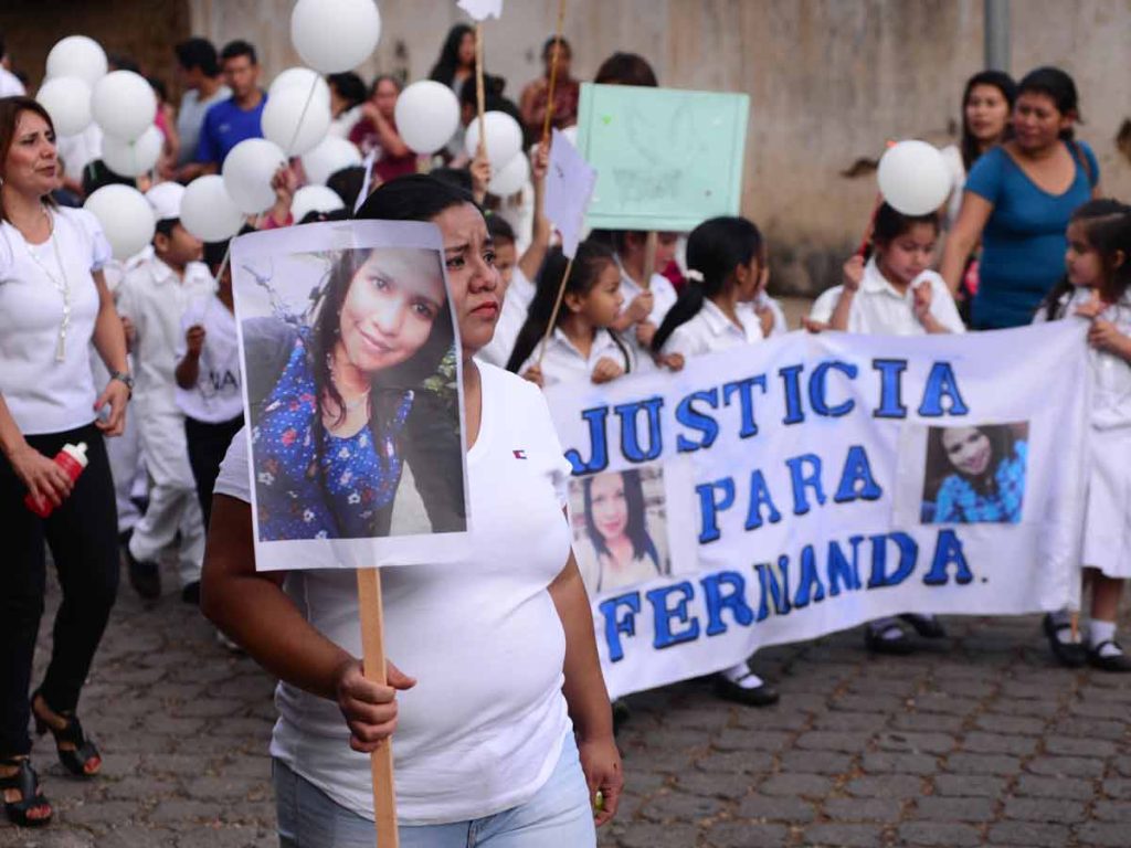 Una mujer sostiene una pancarta con la foto de Fernanda Nájera en una marcha exigiendo justicia.