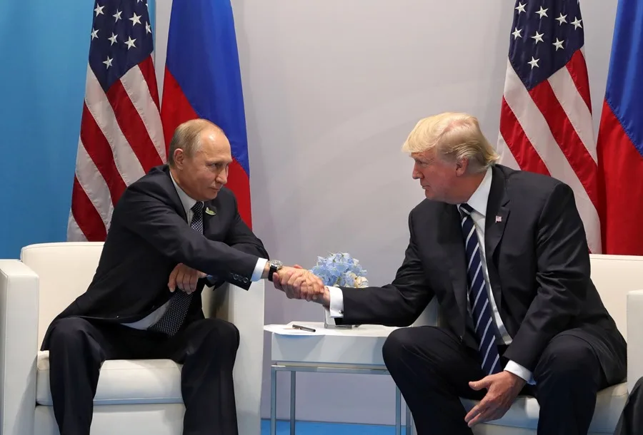 Fotografía de archivo fechada que muestra al presidente estadounidense Donald J. Trump (d), mientras estrecha la mano del presidente ruso, Vladímir Putin. EFE