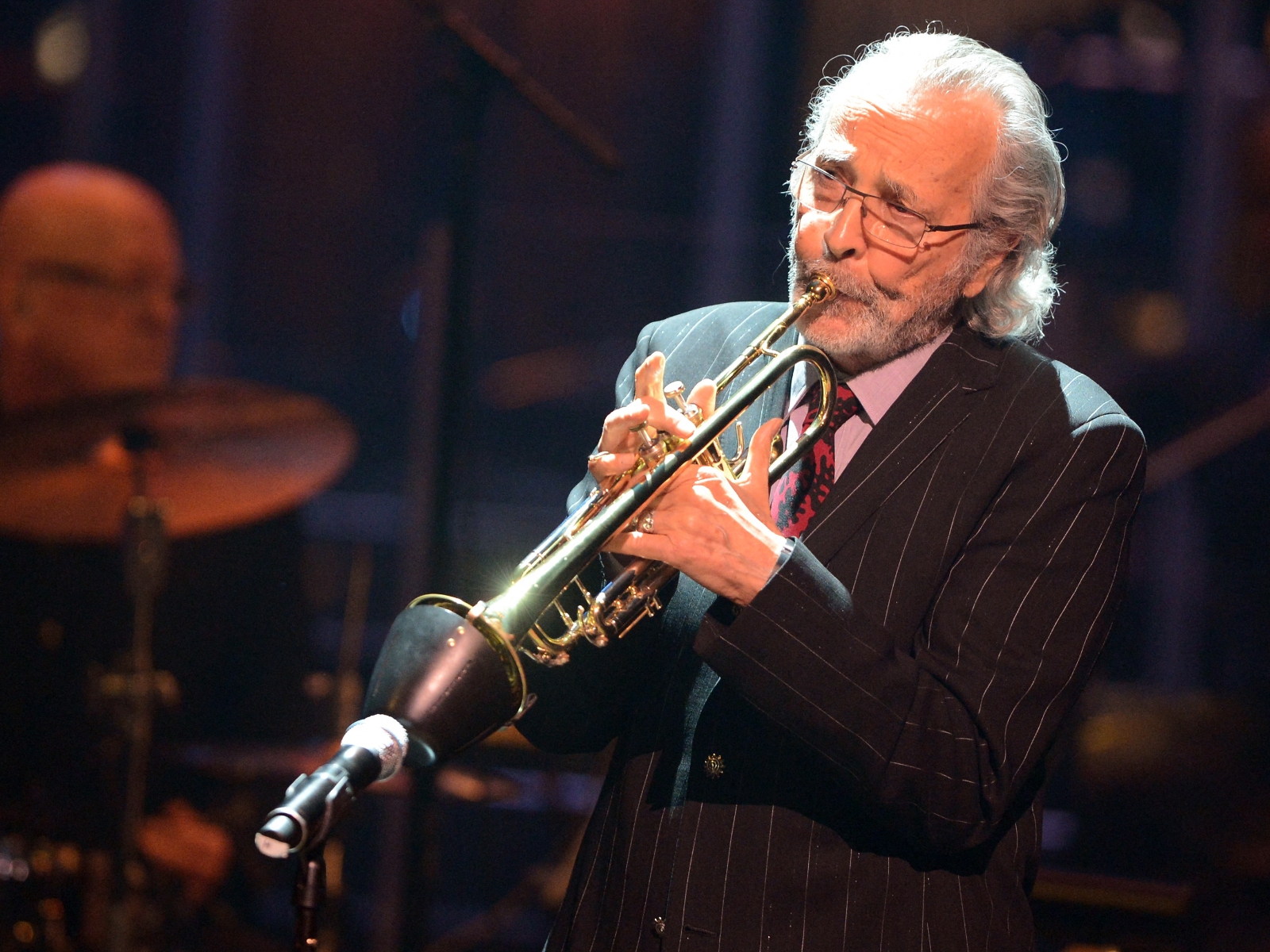 Trompetista estadounidense Herb Alpert en el escenario