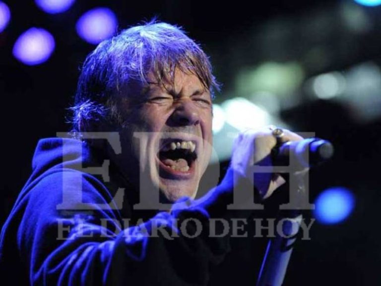 Bruce Dickinson liderando a la banda en el escenario al comienzo de la canción "If Eternity Should Fail".
