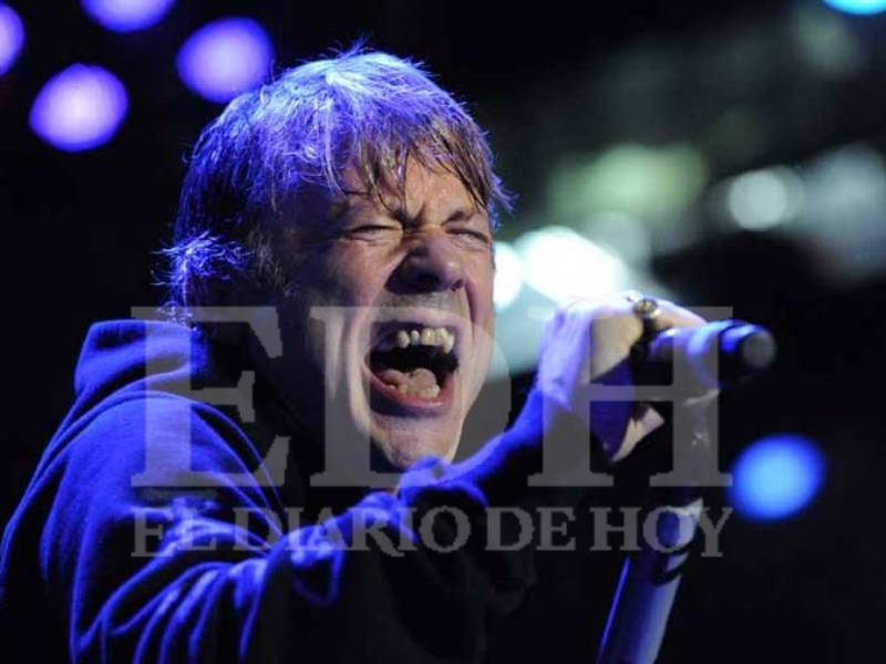 Bruce Dickinson liderando a la banda en el escenario al comienzo de la canción "If Eternity Should Fail".