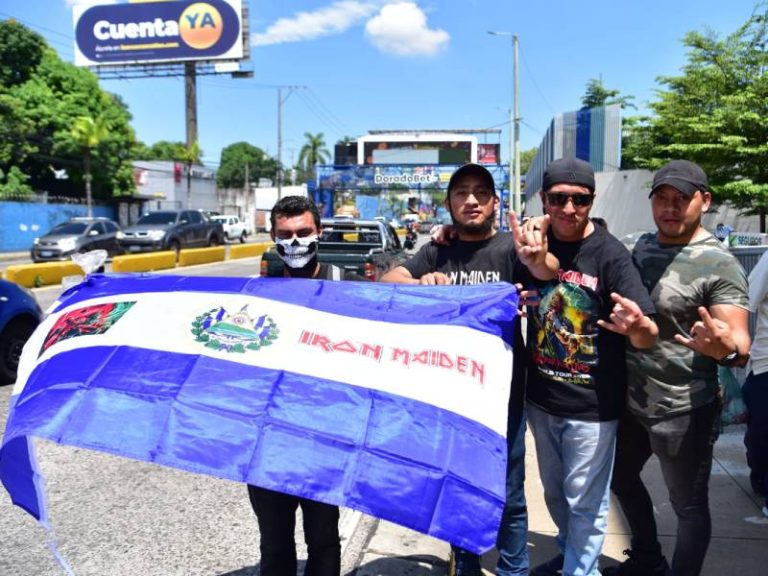 Grupo de seguidores con camisas de Iron Maiden reunidos a las afueras del Estadio Jorge «El Mágico» González.