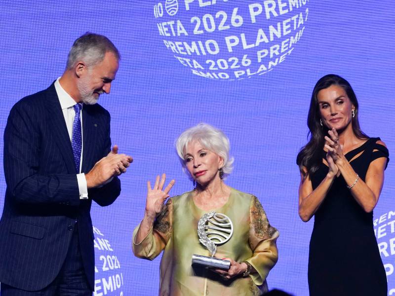 Isabel Allende recibe de los reyes de España el premio Planeta