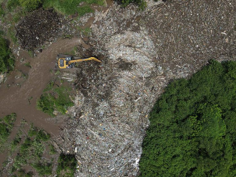 Pala pantanera anfibia del Ministerio de Obras Públicas realizando trabajos de extracción de desechos sólidos en el río Grande de San Miguel.