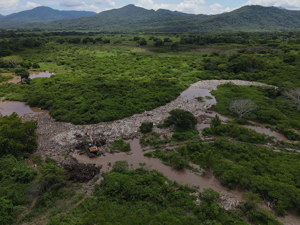 Vista aérea del tapón de basura y plástico de 500 metros sobre el cauce del río Grande en el caserío Casamota.
