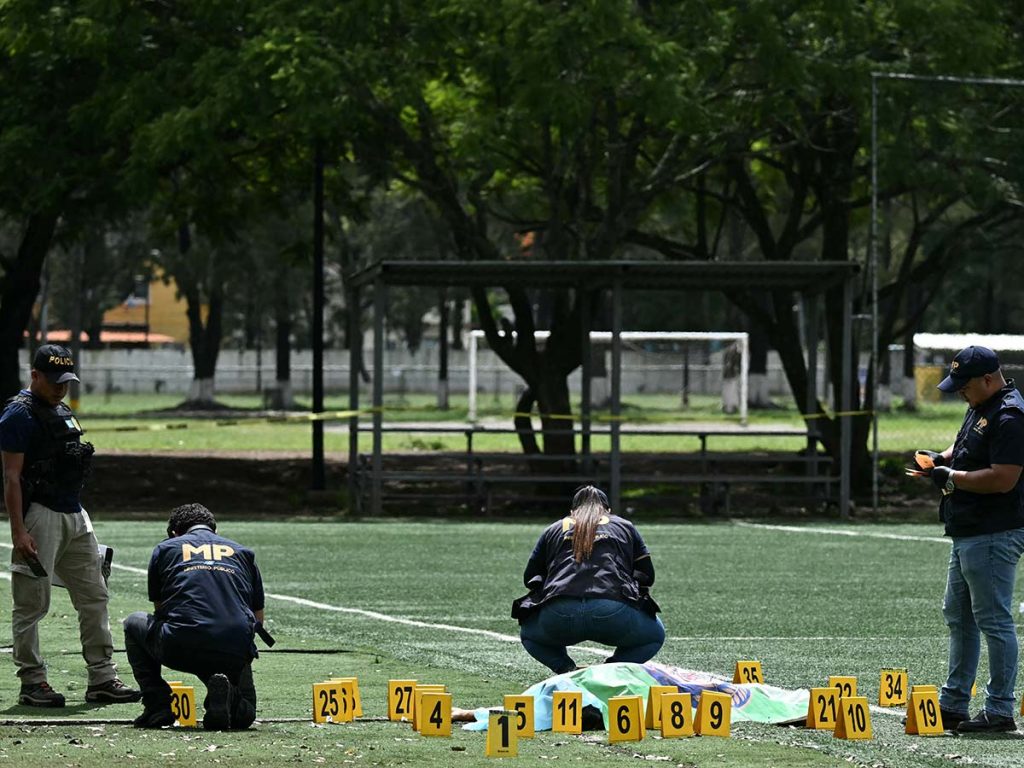 El abogado y exfiscal anticorrupción guatemalteco Juan Francisco Solórzano Foppa fue asesinado a tiros este sábado por sicarios en un complejo deportivo de la capital de Guatemala, mientras jugaba al fútbol, informaron fuentes oficiales.