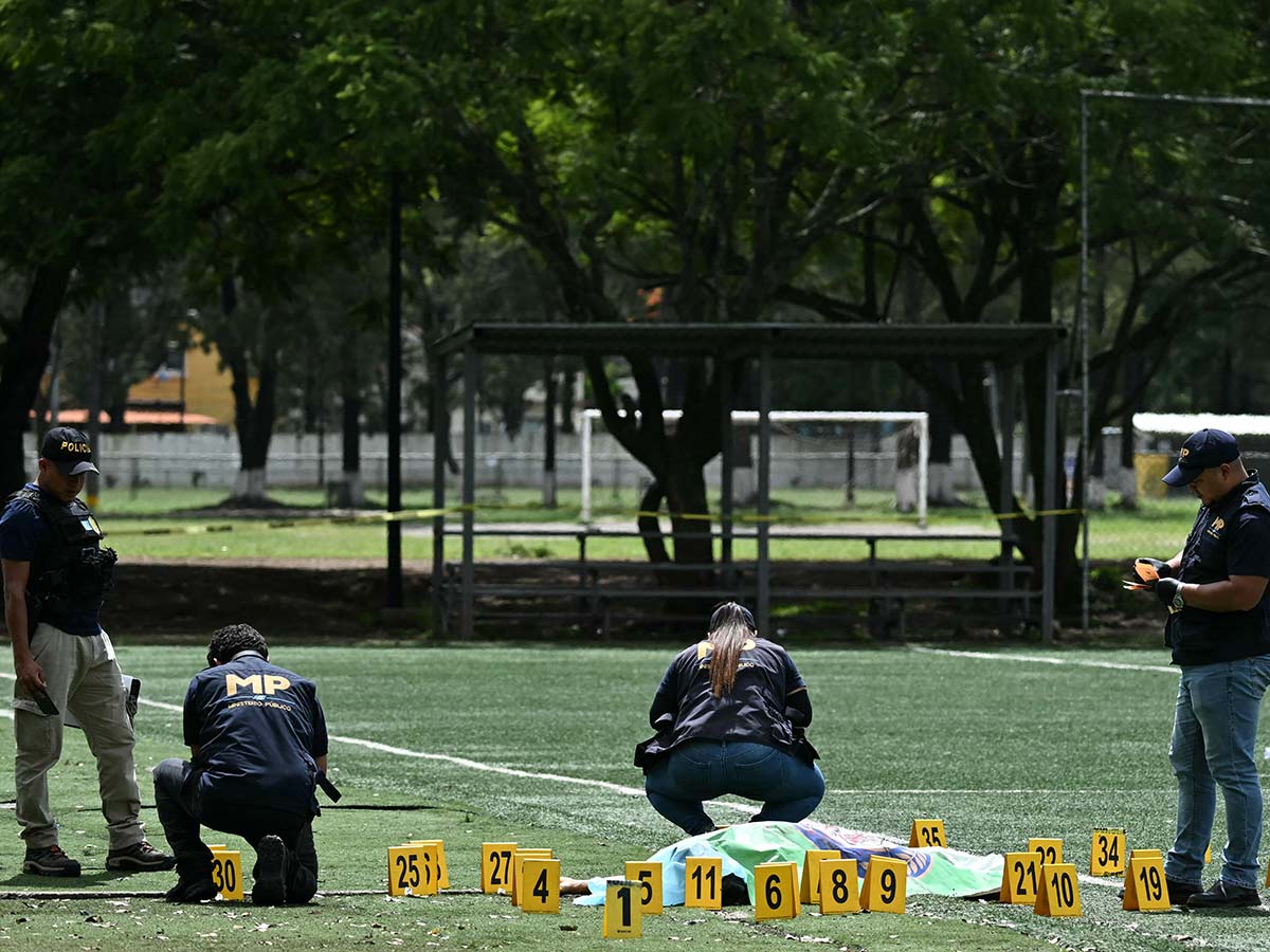 El abogado y exfiscal anticorrupción guatemalteco Juan Francisco Solórzano Foppa fue asesinado a tiros este sábado por sicarios en un complejo deportivo de la capital de Guatemala, mientras jugaba al fútbol, informaron fuentes oficiales.
