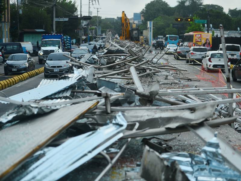 Estructura de la estación del SITRAMSS en Médico Quirúrgico que medía 60 metros de largo por 3.80 de ancho.