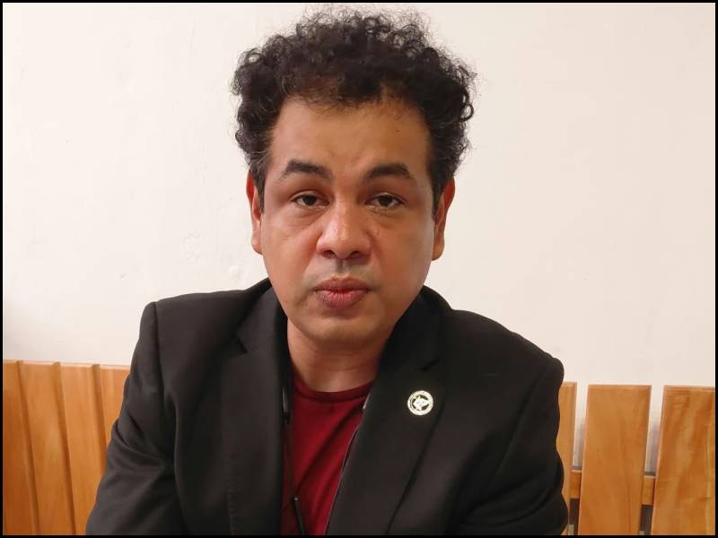 Escritor salvadoreño ganador de los Juegos Florales, José Ernesto Guzmán