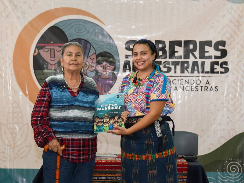Guadalupe Estrada, Sigualamat (i), en la presentación de la segunda edición de su libro para aprender nahuat.