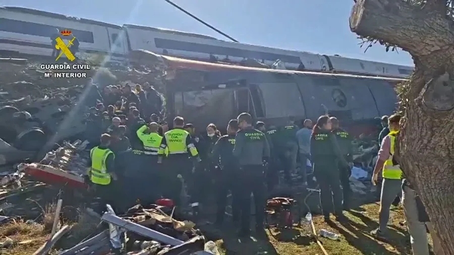 Miembros de la Guardia Civil ayudan a los supervivientes al accidente de los dos trenes. EFE