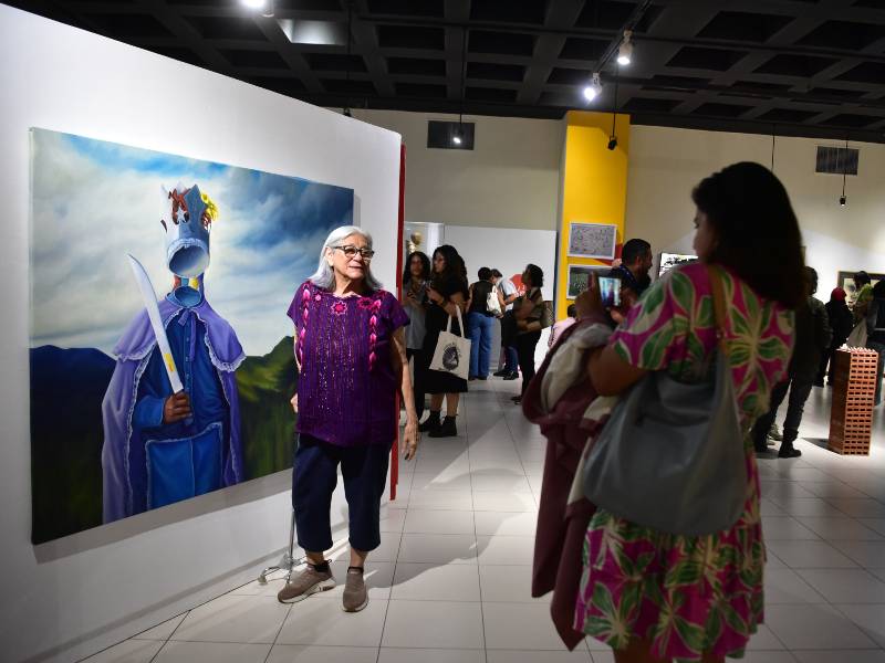 Visitantes descubren la riqueza de la exposición "Cooperación ES Cultura" en el Muna
