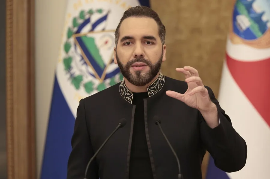 presidente de El Salvador, Nayib Bukele, hablando durante una rueda de prensa este viernes, en San Salvador (El Salvador). EFE