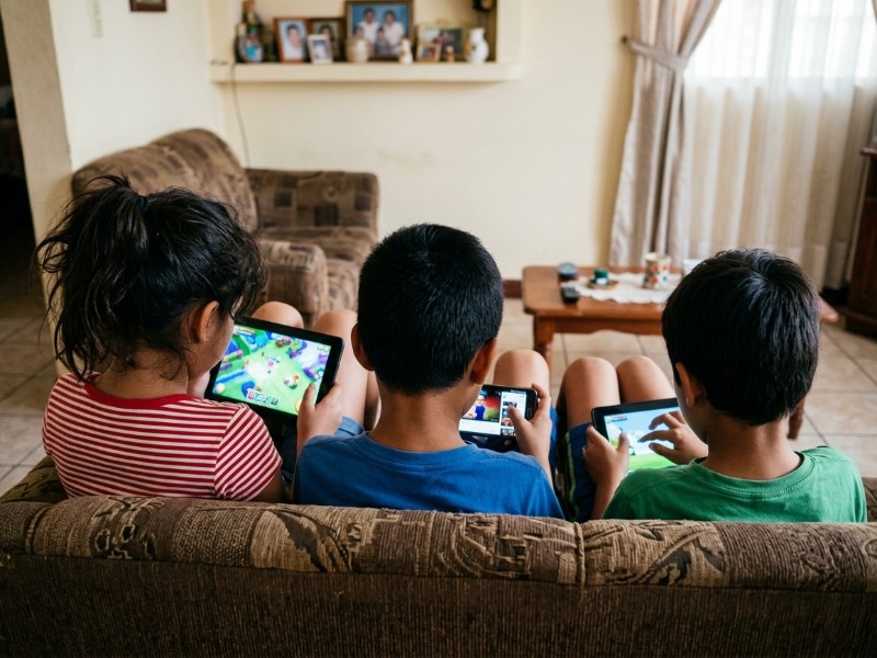 Niños dispositivos electrónicos