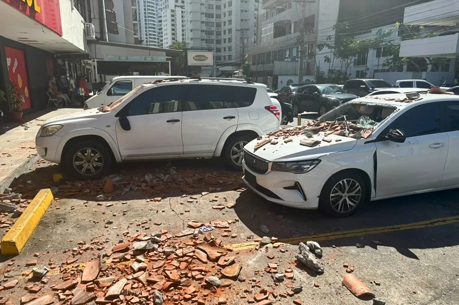 vehículos afectados por restos de un edificio tras un terremoto de magnitud 7,7, en la Ciudad de Panamá (Panamá). EFE