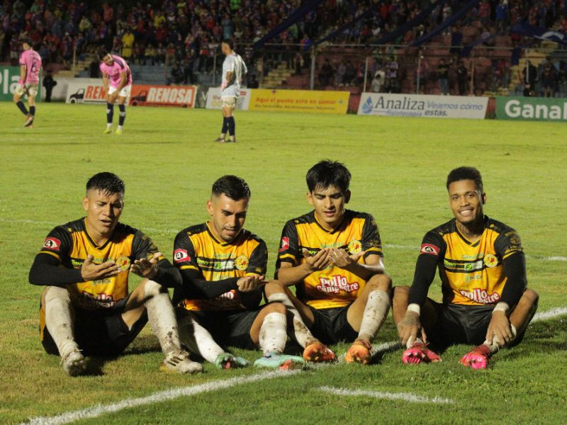 Festejo Platense ante FAS