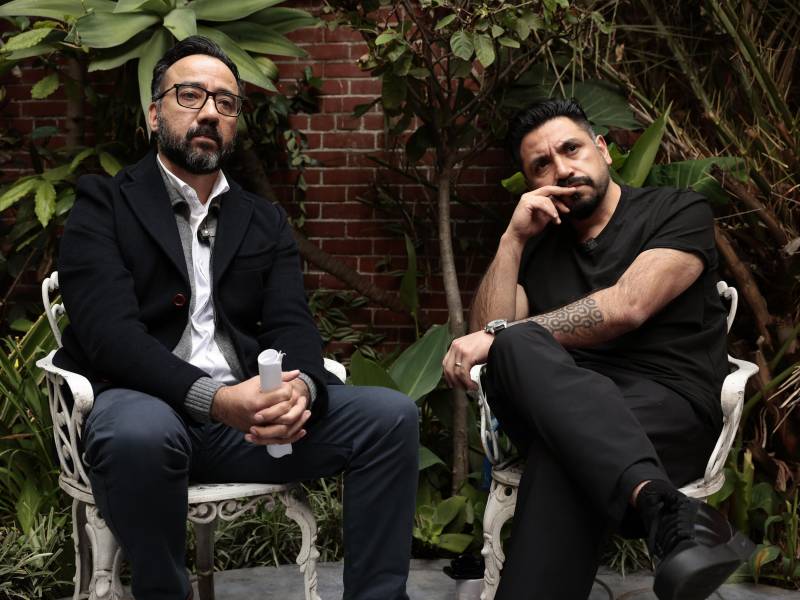 El periodista Luis Brito (i), junto al productor ejecutivo de HBO Max, Esteban Vidal, reaccionan durante una entrevista con EFE este jueves, en la Ciudad de México (México).