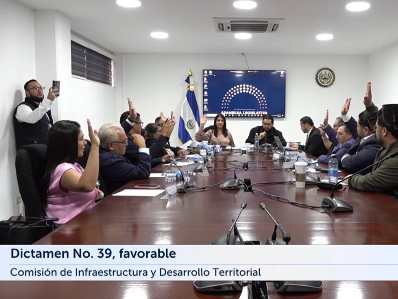 La Comisión de Infraestructura y Desarrollo Territorial de la Asamblea Legislativa aprobó este lunes, por unanimidad, un dictamen favorable a la iniciativa presentada por el Órgano Ejecutivo, a través del Ministerio de Vivienda, para prorrogar por un período de cinco años la «Ley especial para la legalización de inmuebles adjudicados vía judicial al Fondo Nacional de Vivienda Popular (Fonavipo) en el juicio ejecutivo mercantil promovido contra la Asociación Salvadoreña de Promoción, Capacitación y Desarrollo (Procades)».