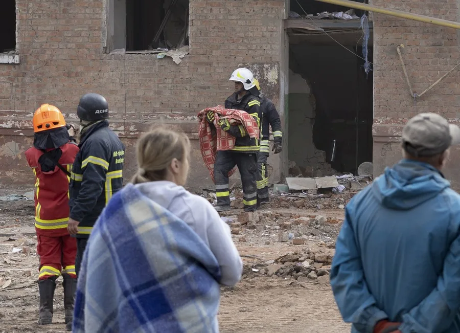 Un trabajador de los servicios de emergencia ucranianos traslada el cuerpo de un niño fallecido en un ataque ruso en Pryluky, en la región de Cherníhiv, el 7 de octubre. EFE