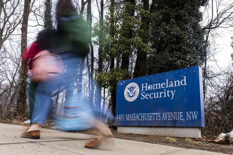 Fotografía de archivo de personas pasando junto a la sede del Departamento de Seguridad Nacional, en Washington (EE.UU.). EFE