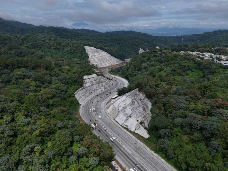 Fotografía de la autopista Los Chorros con tráfico fluido y vegetación a los lados bajo un cielo despejado.