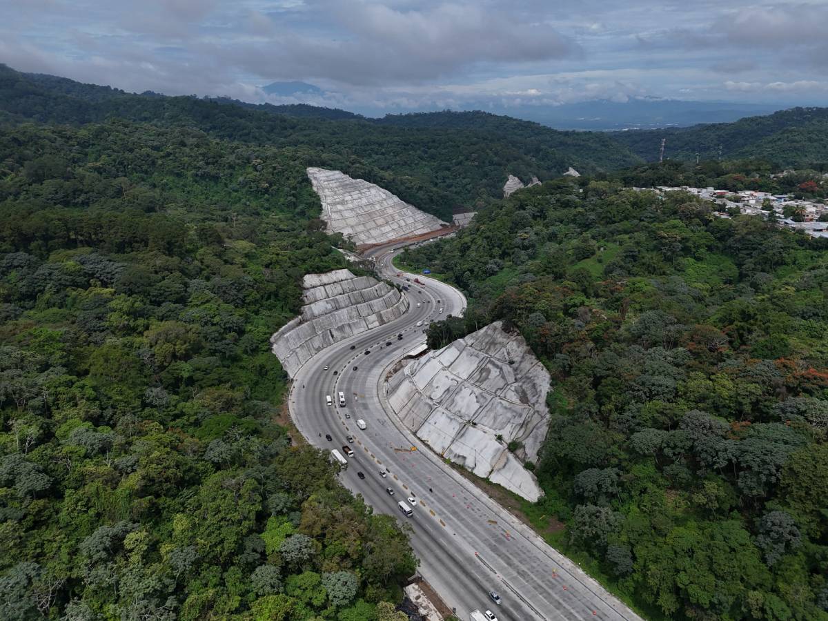 Fotografía de la autopista Los Chorros con tráfico fluido y vegetación a los lados bajo un cielo despejado.