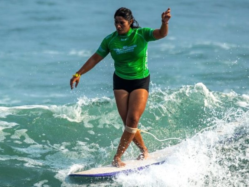 Sindy Portillo surf longboard