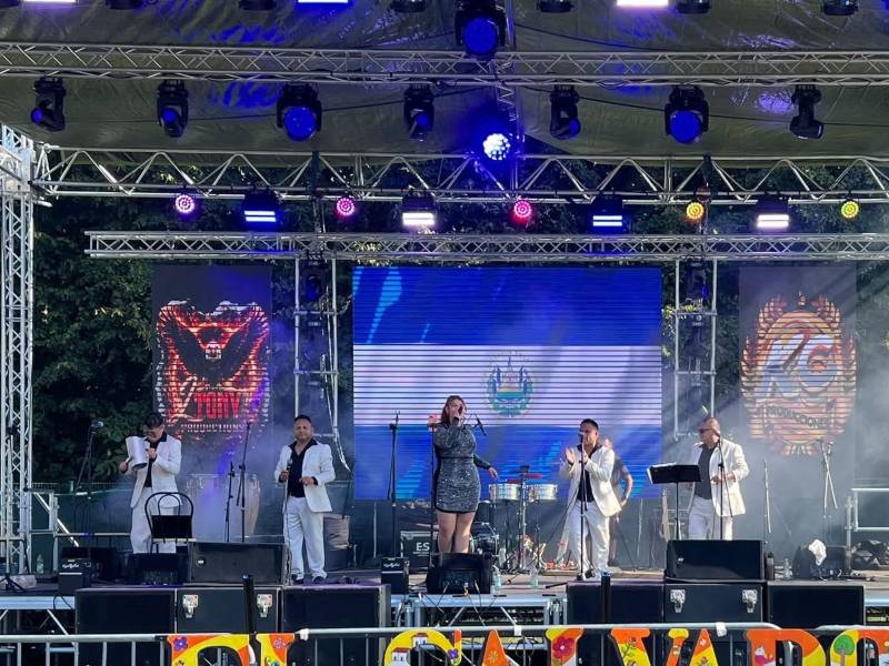 Grupo SON DE SIVAR actuando en Italia