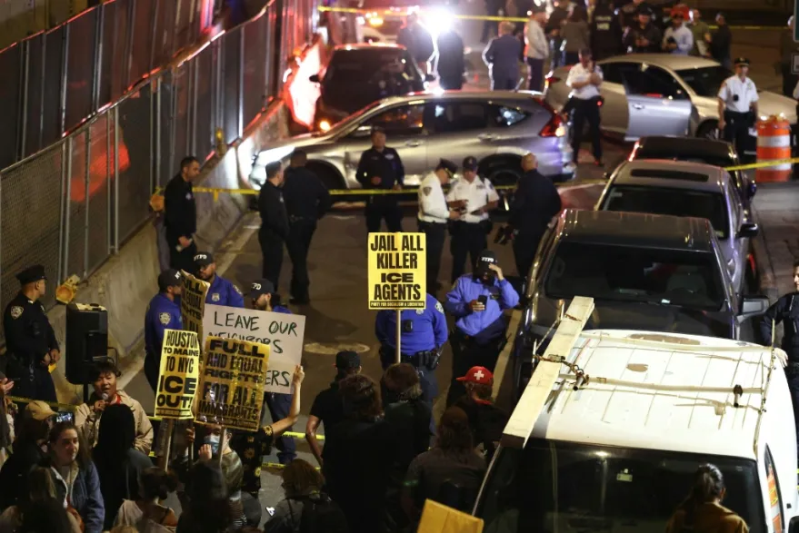Un migrante dominicano resultó herido de bala el jueves por un agente de la policía federal de inmigración (ICE) cuando estaba en un auto con un niño durante una operación en Nueva York
