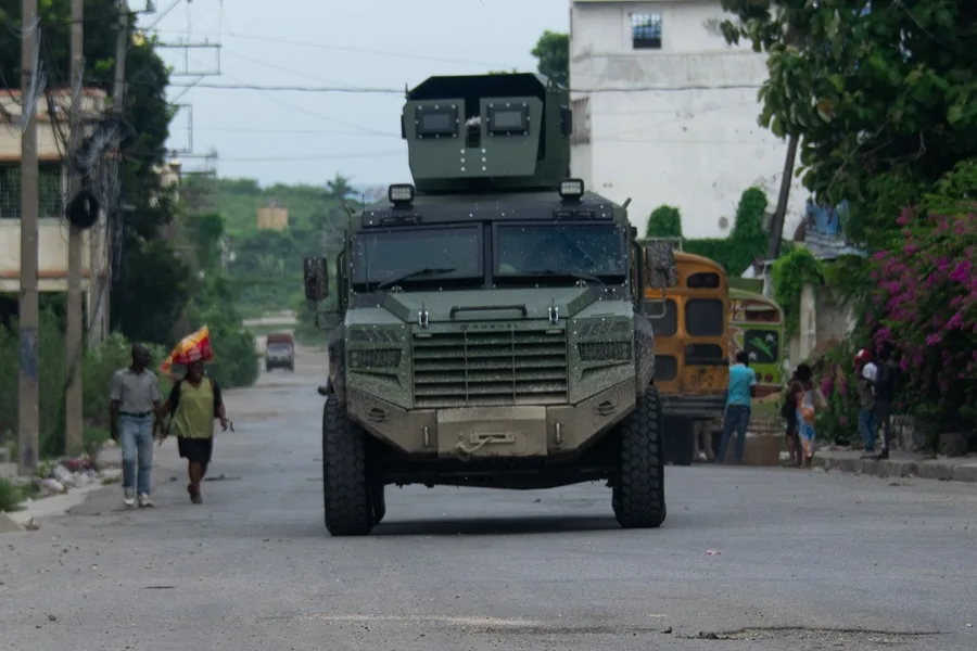 Policías haitianos patrullan por una calle del centro, mientras continúa la búsqueda de cuatro militares salvadoreños integrantes de la Fuerza de Supresión de Pandillas (GSF, sigla en inglés) desaparecidos tras sufrir una emboscada, en Puerto Príncipe (Haití). EFE