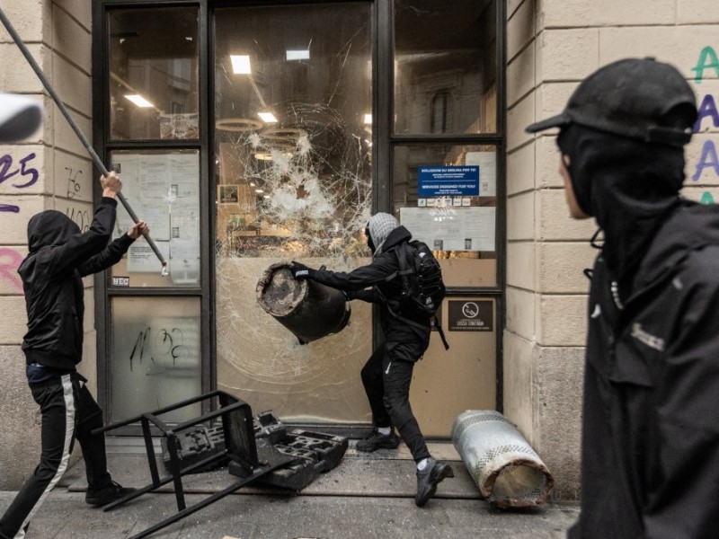 Disturbios saqueos en Milán Italia