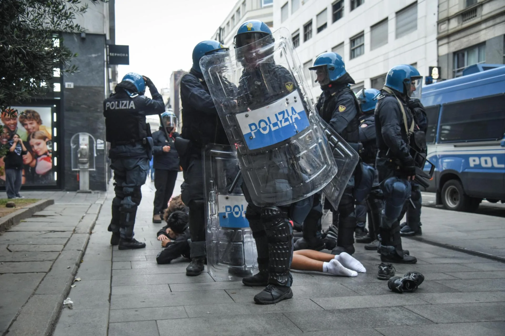 Una tienda con ventanas destrozadas y escombros esparcidos en su entrada tras los disturbios en el centro de Milán, Italia, el 18 de octubre de 2026. EFE