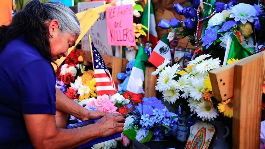 Los votantes que acuden a depositar anticipadamente su papeleta están dejando las pegatinas en el memorial levantado en recuerdo de Salgado Araujo, situado en la calle Canal, en el barrio de Magnolia Park, en el este de Houston.