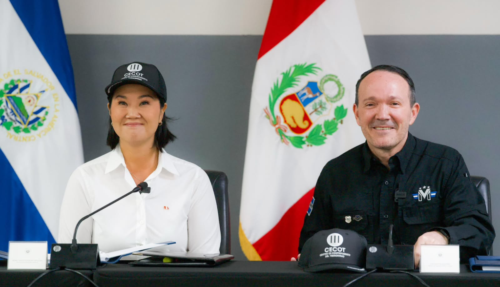 Presidenta Fujimori junto al ministro de Justicia y Seguridad de El Salvador, Gustavo Villatoro.
