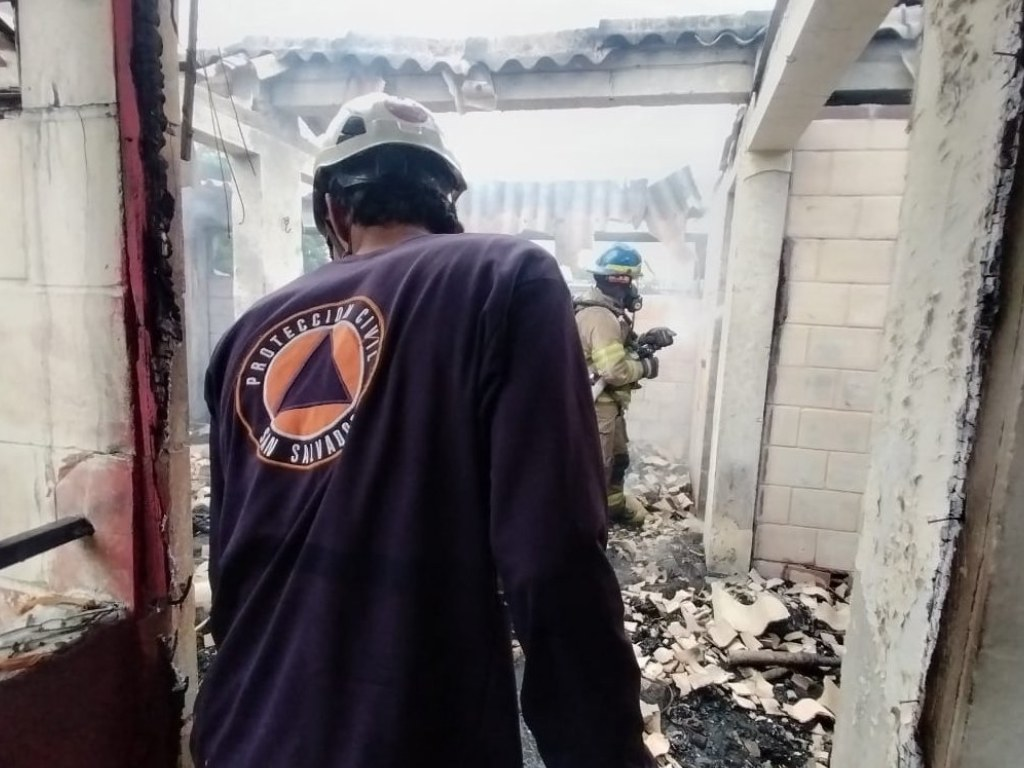 Incendio en edificio multi9ifamiliar en colonia Zacamil.