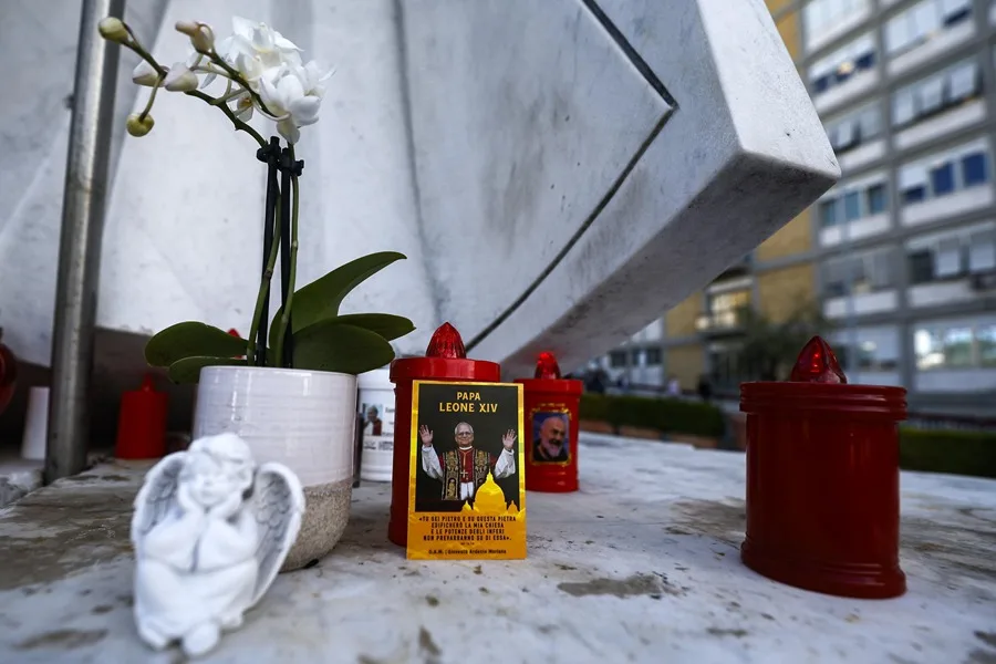 Una fotografía del papa León XIV colocada bajo la estatua de Juan Pablo II frente al Hospital Universitario Agostino Gemelli. EFE