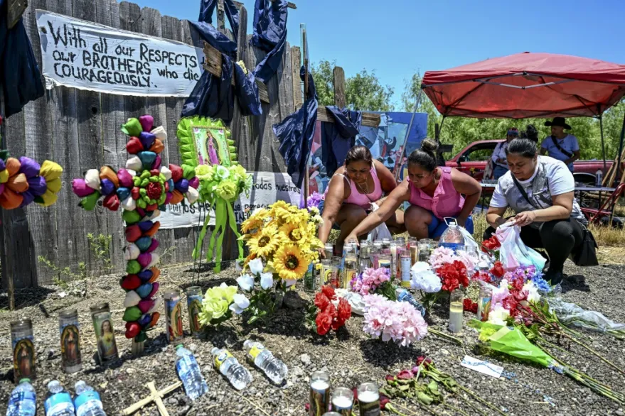 entre ellos ocho niños y una mujer embarazada originarios de México, Guatemala, Honduras y El Salvador, viajaban en un remolque sin ventilación en Texas, tras haber cruzado la frontera con México. Al final del viaje, 48 de los migrantes, incluida una mujer embarazada, estaban muertos. Dieciséis fueron trasladados a hospitales, pero cinco de ellos fallecieron. Sólo 11 sobrevivieron.