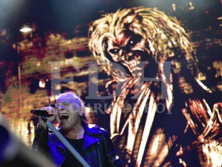 La potente voz de Bruce Dickinson resonó con fuerza ante miles de eufóricos fanáticos.