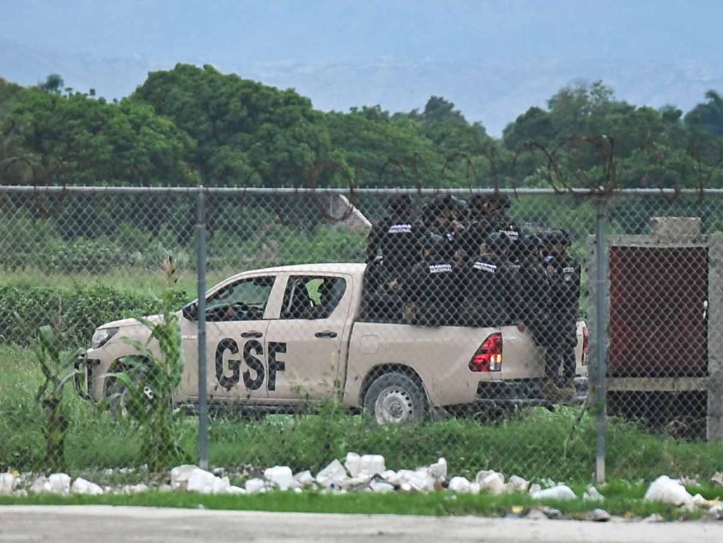 Las fuerzas especiales de El Salvador viajan en un camión de la Fuerza de Represión de Pandillas (GSF) a su llegada al Aeropuerto Internacional Toussaint Louverture de Puerto Príncipe, Haití.