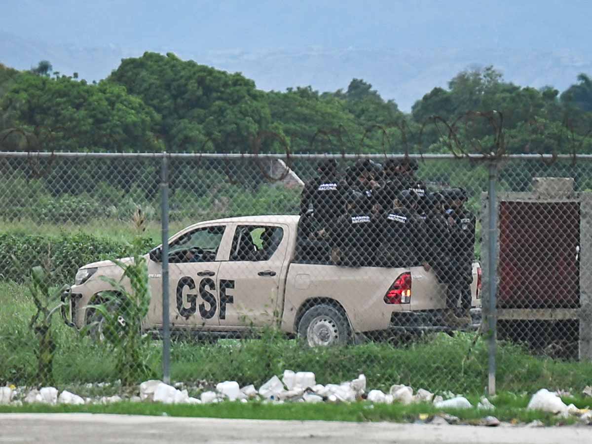 Las fuerzas especiales de El Salvador viajan en un camión de la Fuerza de Represión de Pandillas (GSF) a su llegada al Aeropuerto Internacional Toussaint Louverture de Puerto Príncipe, Haití.