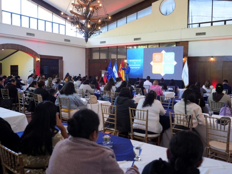mujeres emprendedoras conamype capacitacion microempresarias