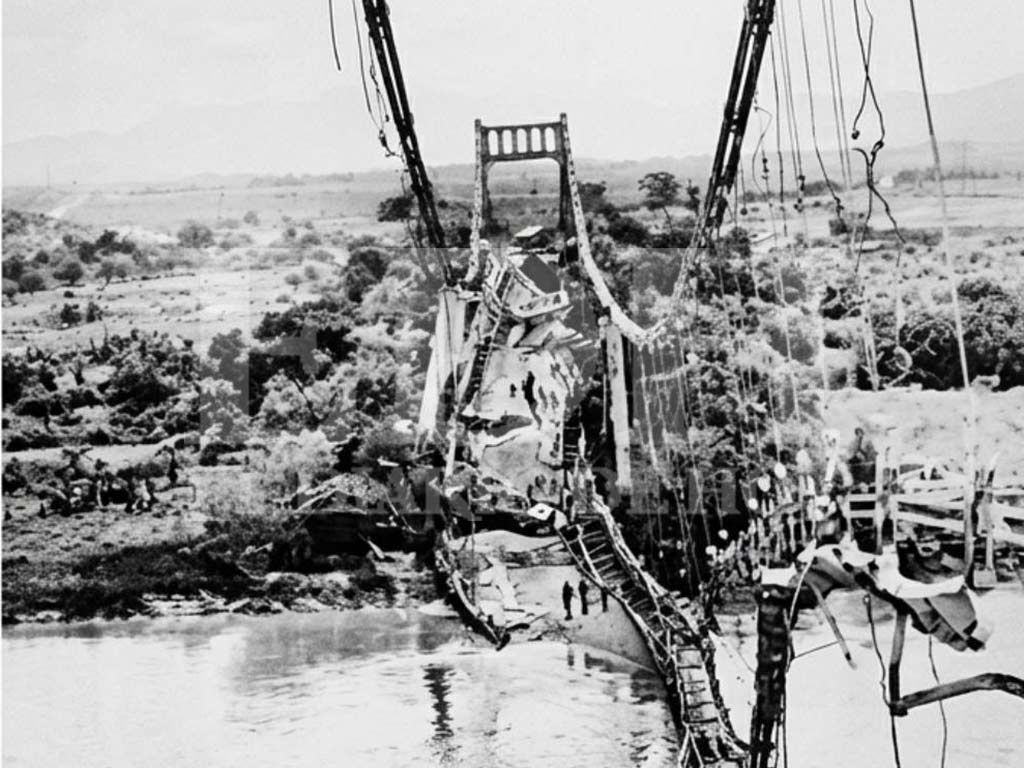 Vista panorámica de los cables y vigas retorcidas del puente de Oro tras ser dinamitado en 1981.