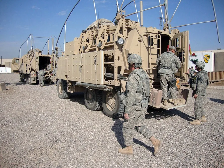 Fotografía de archivo de soldados estadounidenses preparando sus equipos mientras se preparan para abandonar una base militar, al sur de Bagdad (Irak). EFE