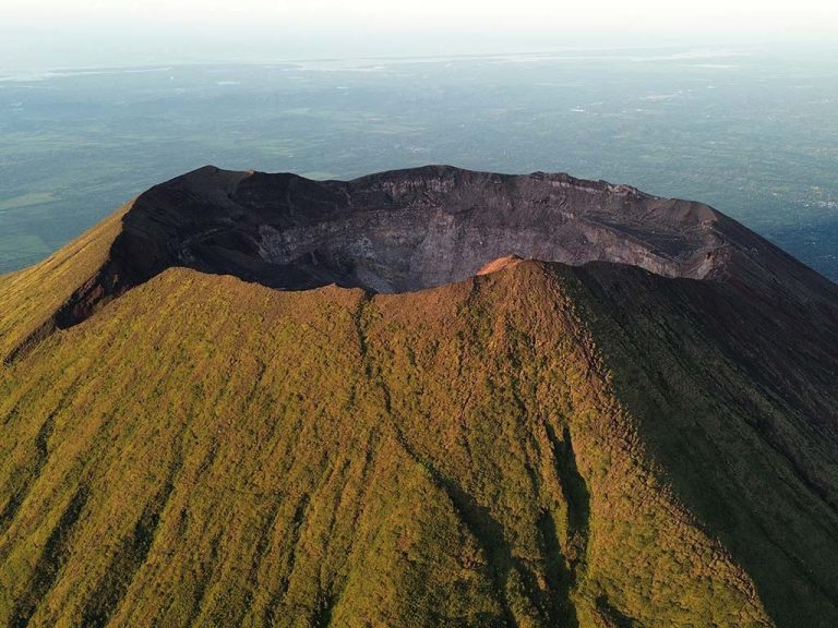 Toma aérea del cráter principal y cumbre del volcán Chaparrastique en San Miguel, El Salvador