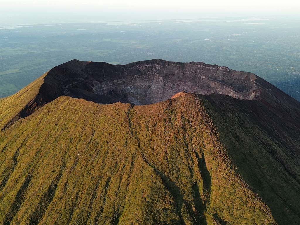 Toma aérea del cráter principal y cumbre del volcán Chaparrastique en San Miguel, El Salvador